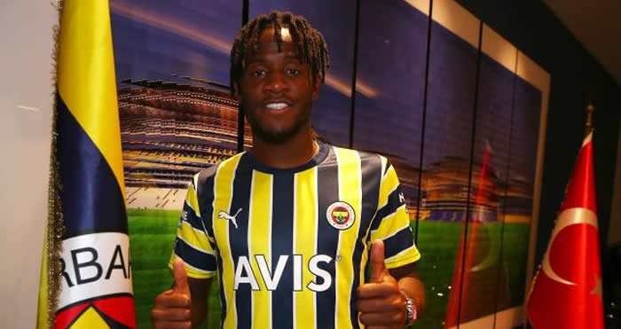Fenerbahçe Batshuayi'ye imzayı attırdı