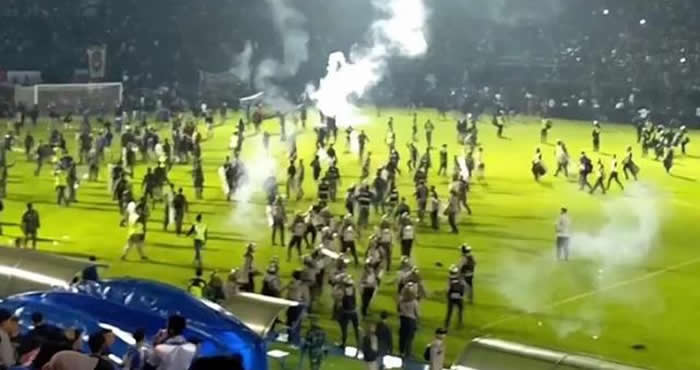 Endonezya'da futbol faciası.. 174 ölü