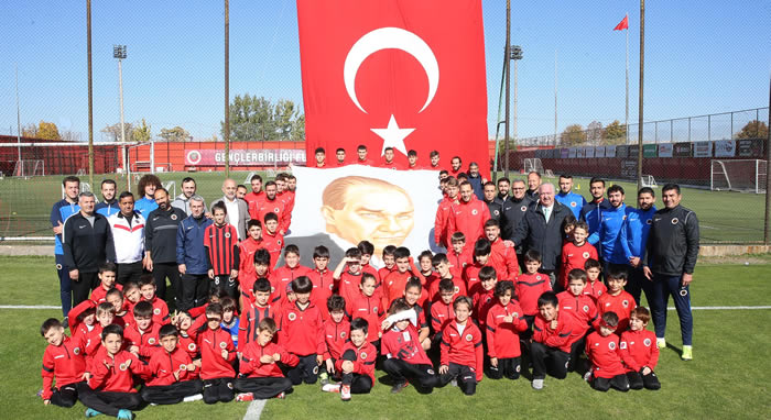 Gençlerbirliği, Cumhuriyeti Atatürk Posteri ve Türk Bayrağı’yla Kutladı