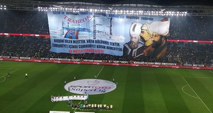 Trabzonspor taraftarlarından Atatürk'süz 'Cumhuriyet' pankartı