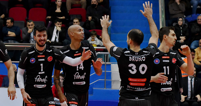 Halkbank zirveyi bırakmıyor
