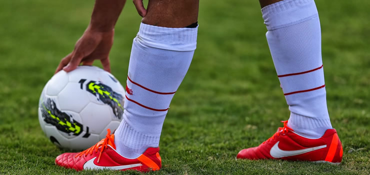 Maçta sahaya yıldırım düştü... 2 futbolcu ölü