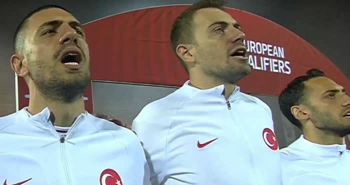 Ermeni taraftarlardan büyük saygısızlık. İstiklal Marşı'mızı ıslıkladılar...