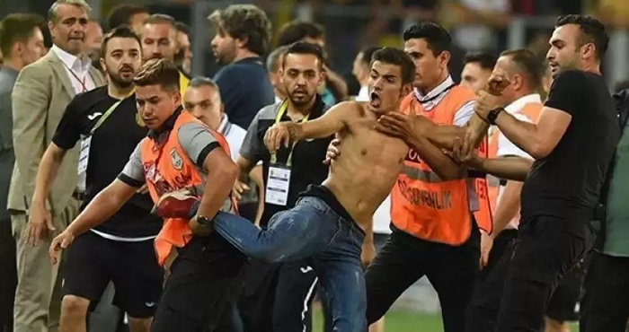 Beşiktaşlı futbolculara saldıran Ankaragücü taraftarının cezası açıklandı
