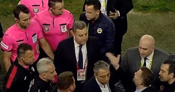 Fenerbahçe yöneticileri hakeme saldırdı