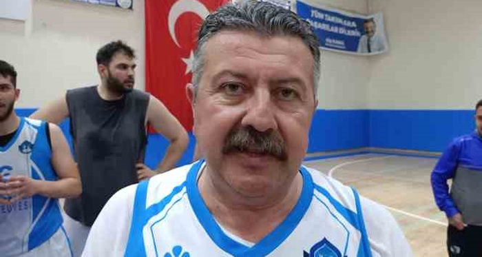 Belediye başkanı basketbol takımında forma giydi