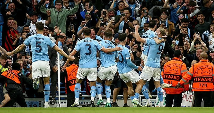 Arsenal yenildi... Manchester City oynamadan şampiyon oldu