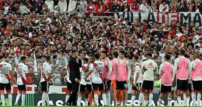 Taraftar tribünden düşüp öldü... Maç tatil edildi