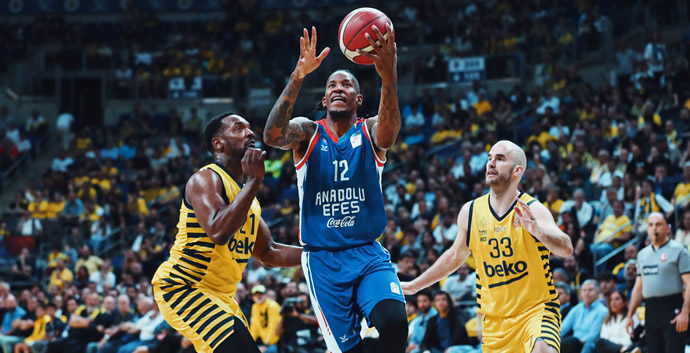 Anadolu Efes müthiş maçı son saniye 3'lüğü ile kazandı