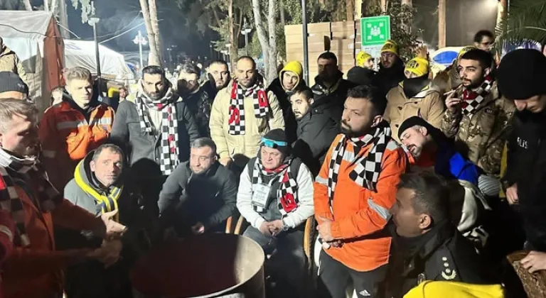 Akit Gazetesi'nden depremzedelere yardıma giden Ankaragücü ve Beşiktaş taraftarına çirkin saldırı