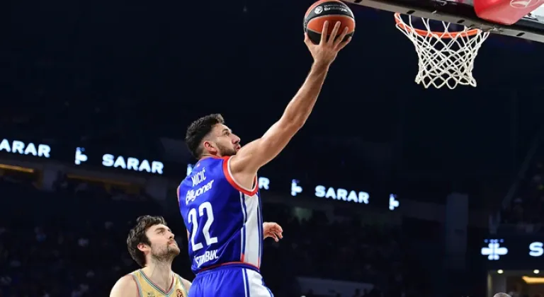 Anadolu Efes Barcelona'yı devirdi