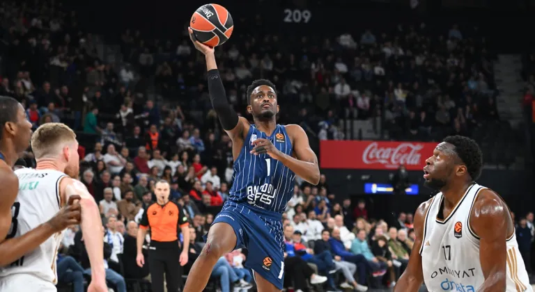 Anadolu Efes Evinde Yıkıldı: Dubai Basketbol Son Periyotta Güldü