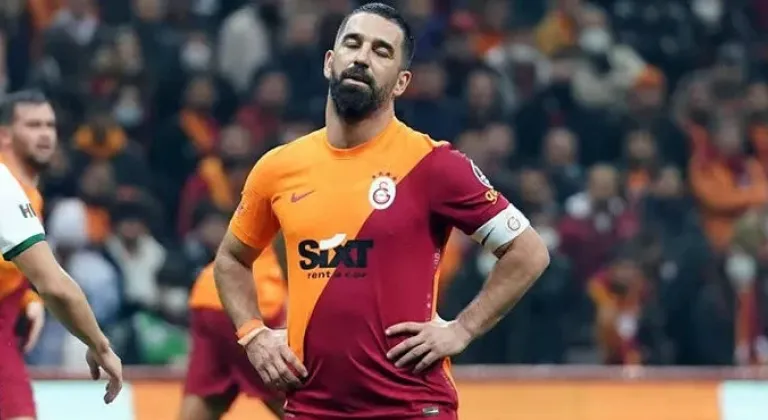 Arda Turan futbolu bıraktığını açıkladı