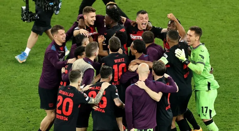 Bayer Leverkusen rekorla finale çıktı