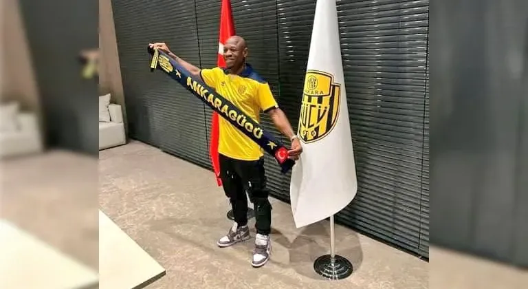 Christian Bassogog Ankaragücü formasını giydi sıra imzada