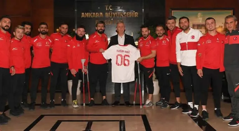 Dünya Şampiyonları Mansur Yavaş'ı ziyaret edince disiplini boyladılar