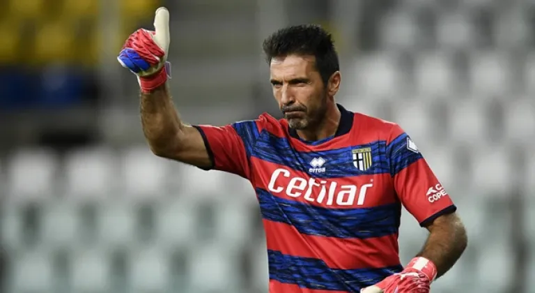 Efsane kaleci Buffon futbolu bıraktı