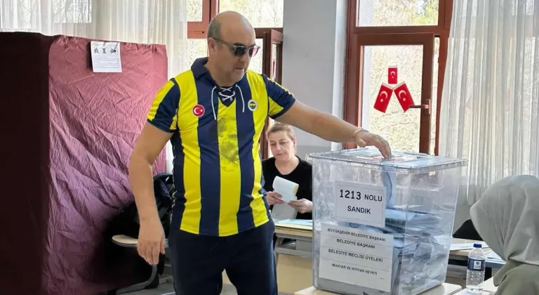 Fenerbahçe forması ile oy verdi... Gençlerbirliği taraftarı tepki gösterdi