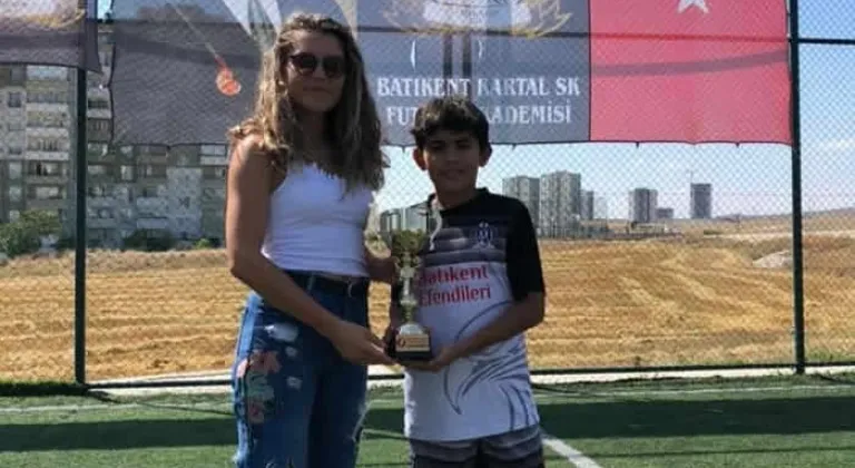 Gazetecilik okudu  FIFA kokartı taktı