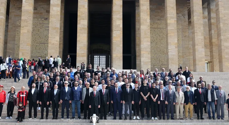 Gençlerbirliği şampiyonluk kupasını Ata ve İlhan Cavcav'a götürdü