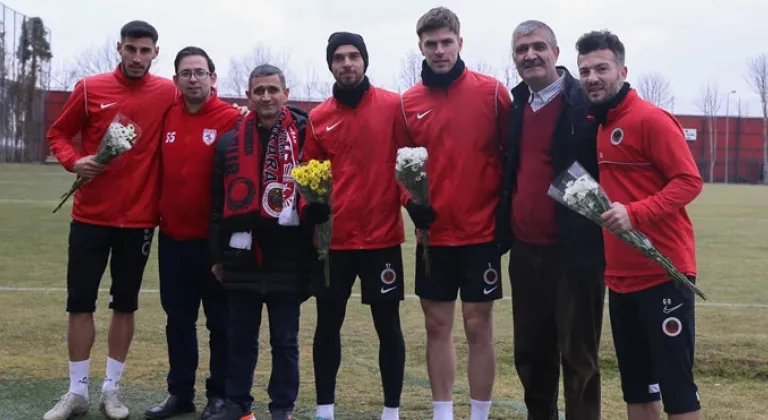 Gençlerbirliği'ne Samsunspor taraftarlarından çiçekli jest