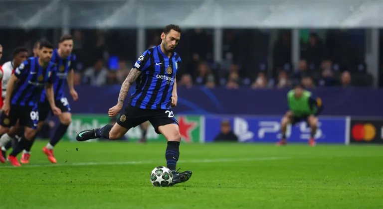 Hakan Çalhanoğlu Şampiyonlar Ligi tarihine geçti