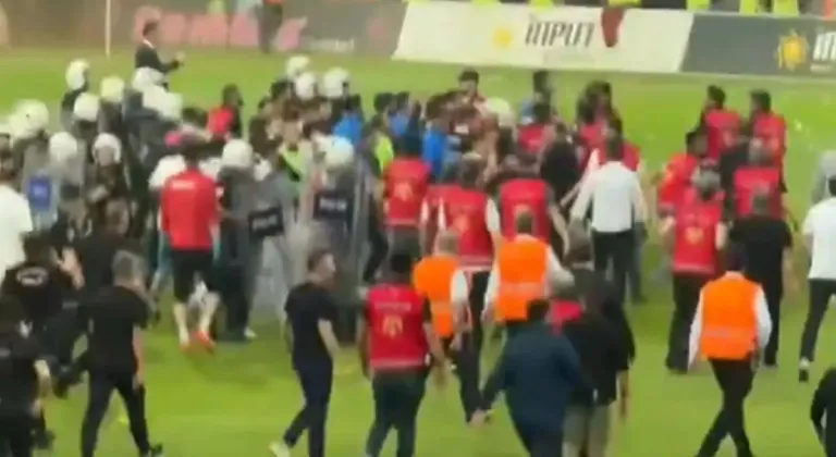 Play Off maçında futbolcular kavga etti