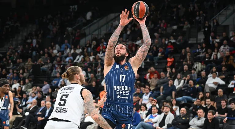 Shane Larkin 5 ay sonra döndü... Anadolu Efes kazandı...