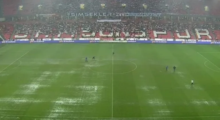 Süper Lig maçı yağmur nedeniyle ertelendi