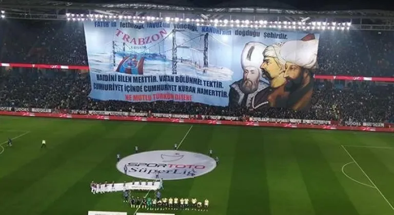 Trabzonspor taraftarlarından Atatürk'süz 'Cumhuriyet' pankartı