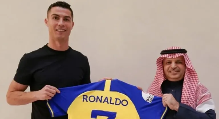 Ve Cristiano Ronaldo resmi imzayı attı