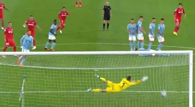 Enes Ünal frikikten gol attı. Türkiye’de eleştiri yağmuruna tutuldu
