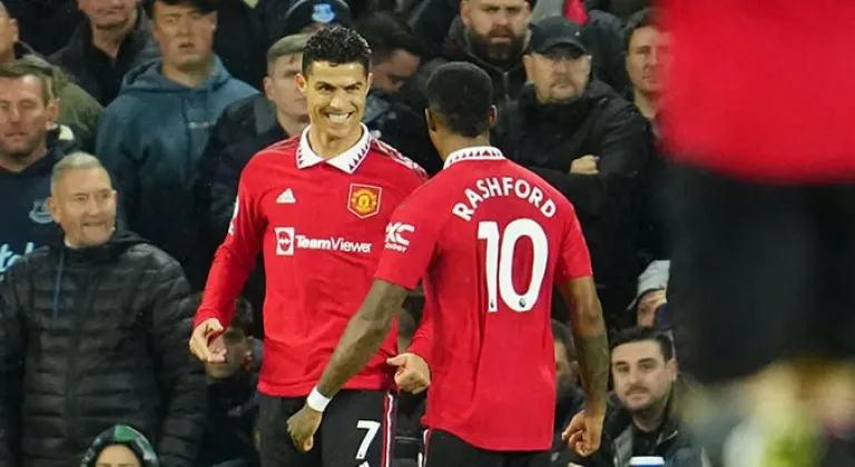 Ronaldo’dan tarihi gol Manchester United’i güldürdü
