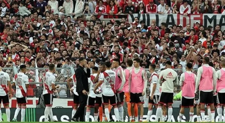 Taraftar tribünden düşüp öldü… Maç tatil edildi