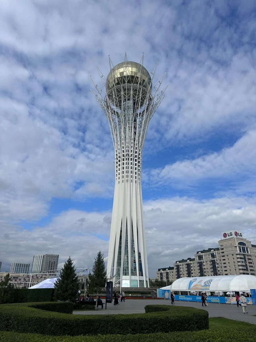 Astana şehir merkezindeki Bayterek kulesi en çok ilgi çeken yerlerden