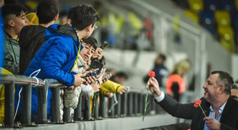Ankaragücü’nde Başkan İsmail Mert Fırat taraftar ile barıştı