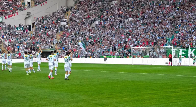 Bursaspor’dan Rekor Kombine Satışı: 32 Bin Taraftar Tribünleri Şenlendirdi