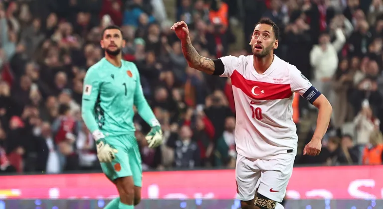 Hakan Çalhanoğlu, 102. Maçıyla Bülent Korkmaz’ı Yakaladı