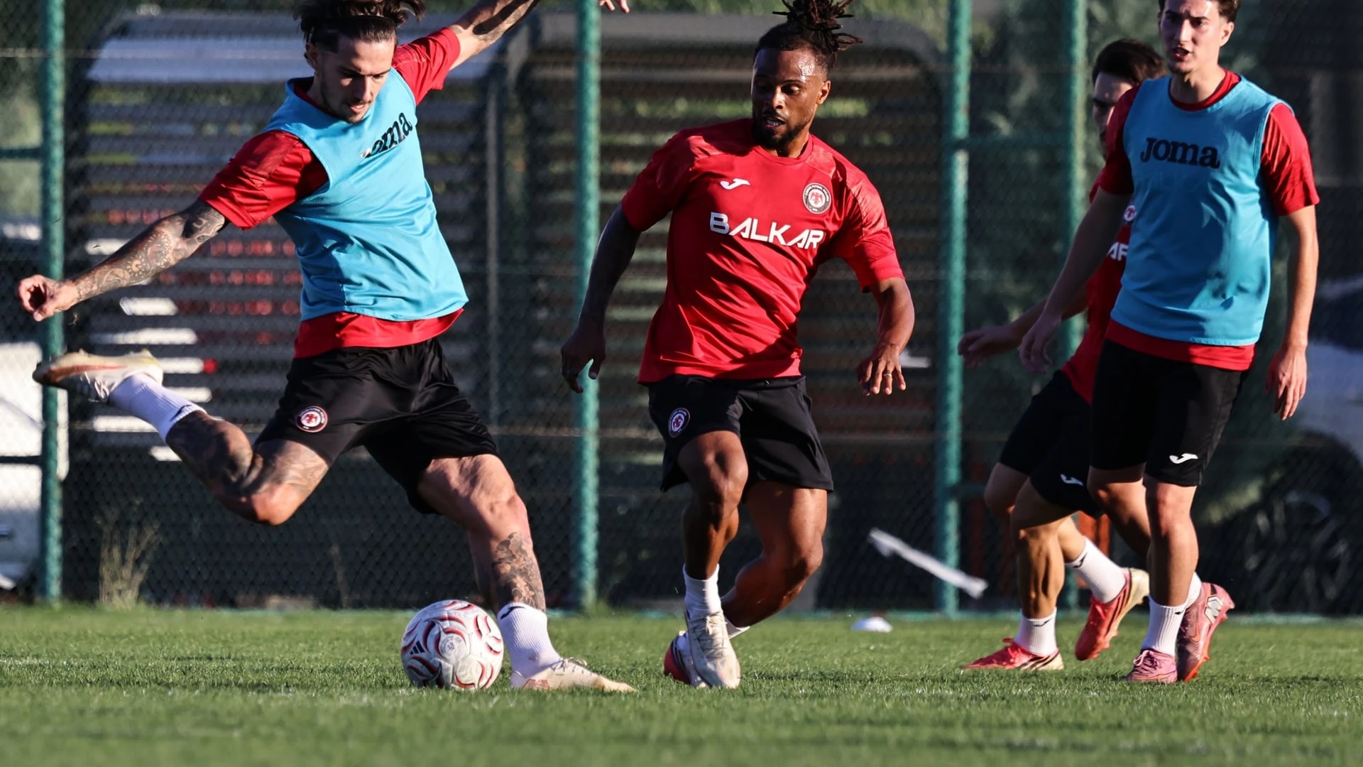Çorum FK oyuncuları antrenman sırasında topla çalışırken.