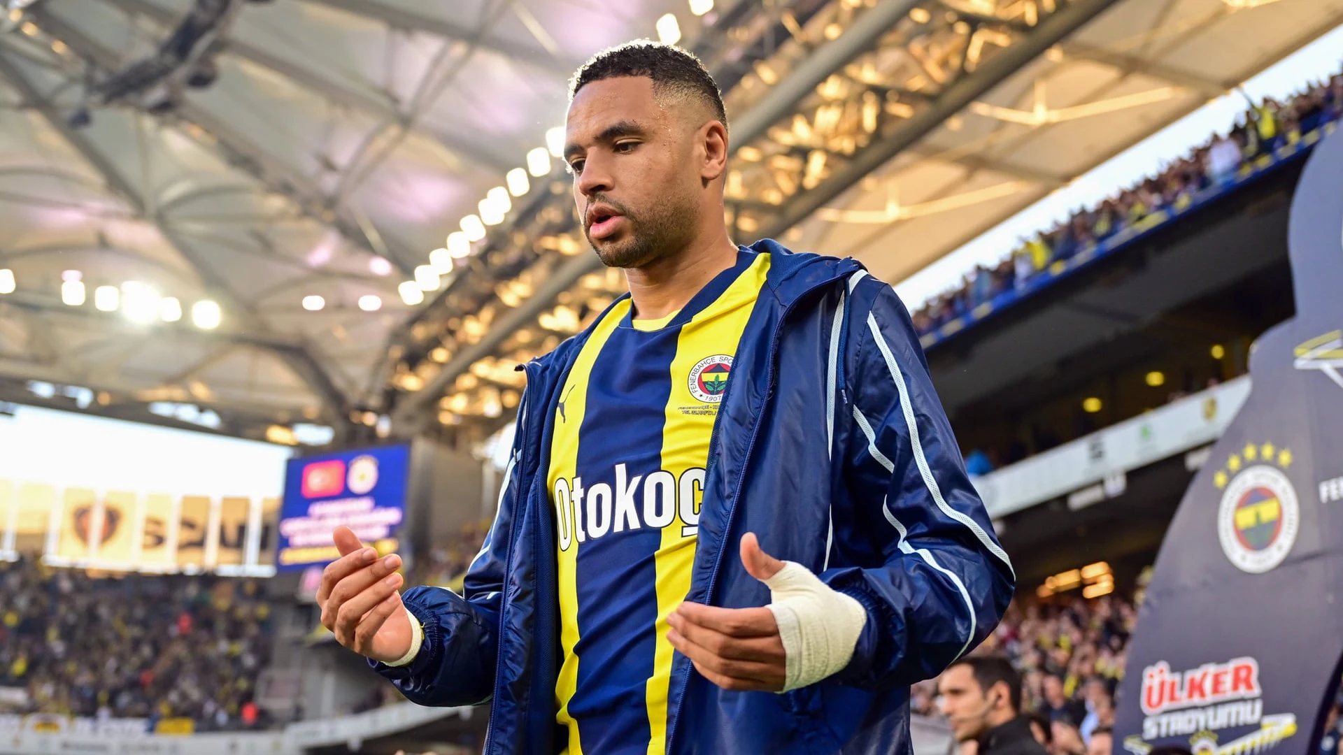Fenerbahçe formasıyla sahada duran Youssef En-Nesyri