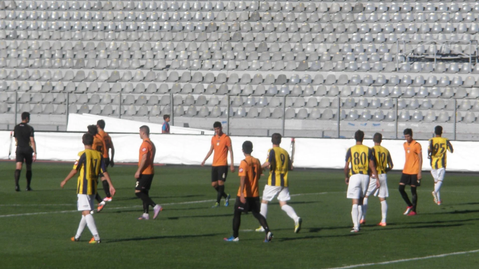 MKE Ankaragücü futbolcuları sahada antrenman yapıyor.