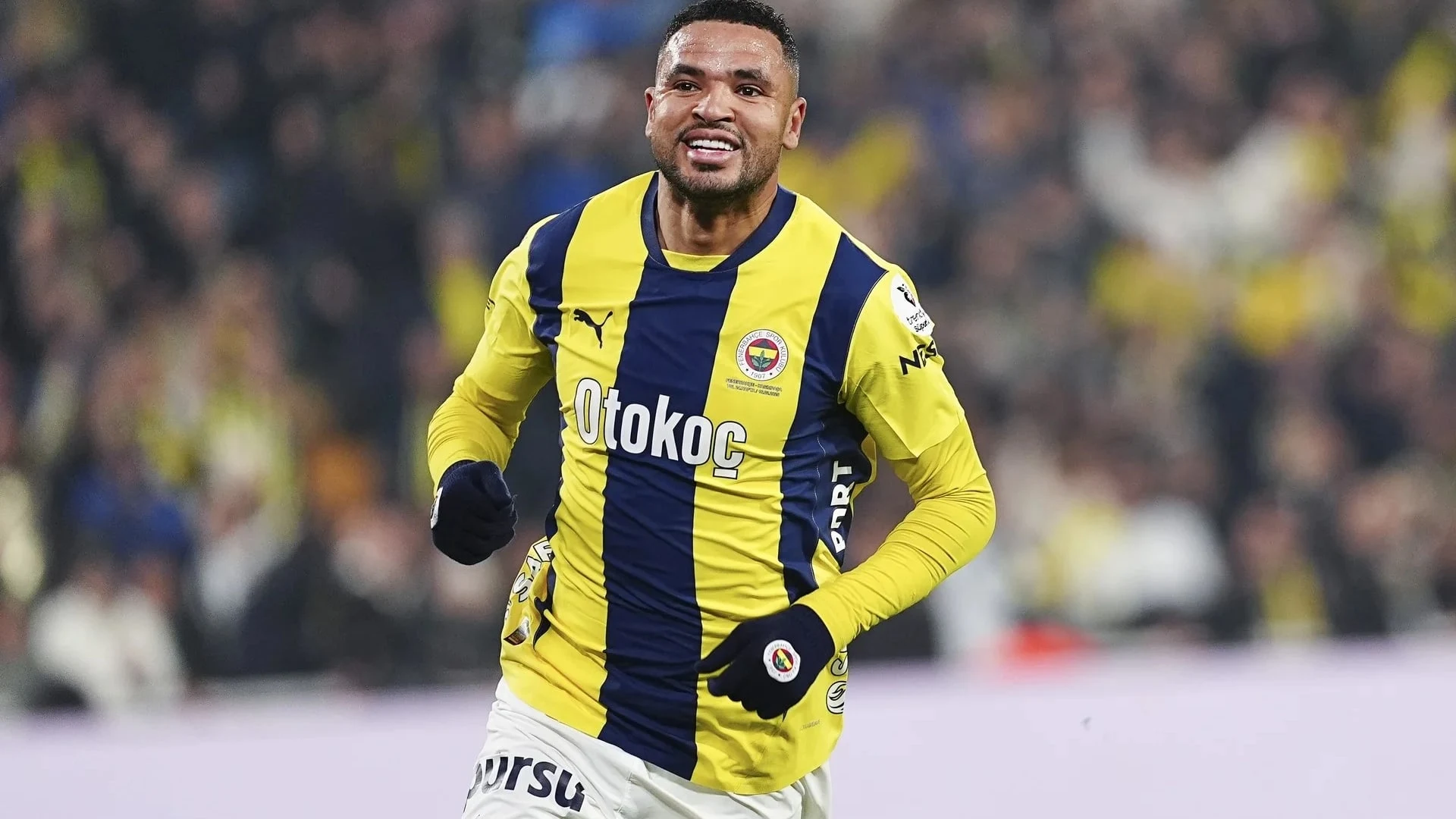 Fenerbahçe formasıyla sahada gülen Youssef En-Nesyri