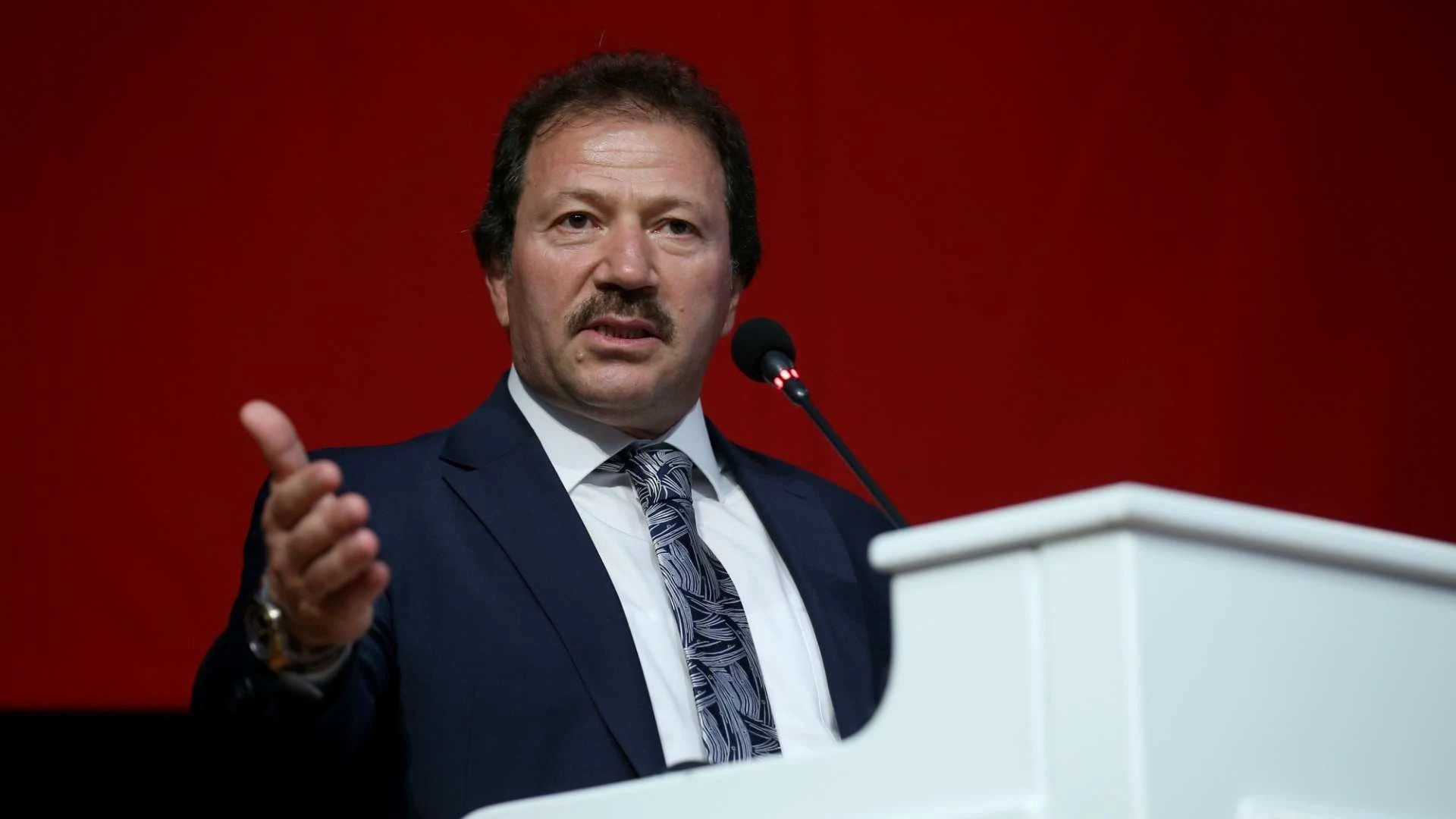 Kürsüde konuşan Mehmet Yiğiner