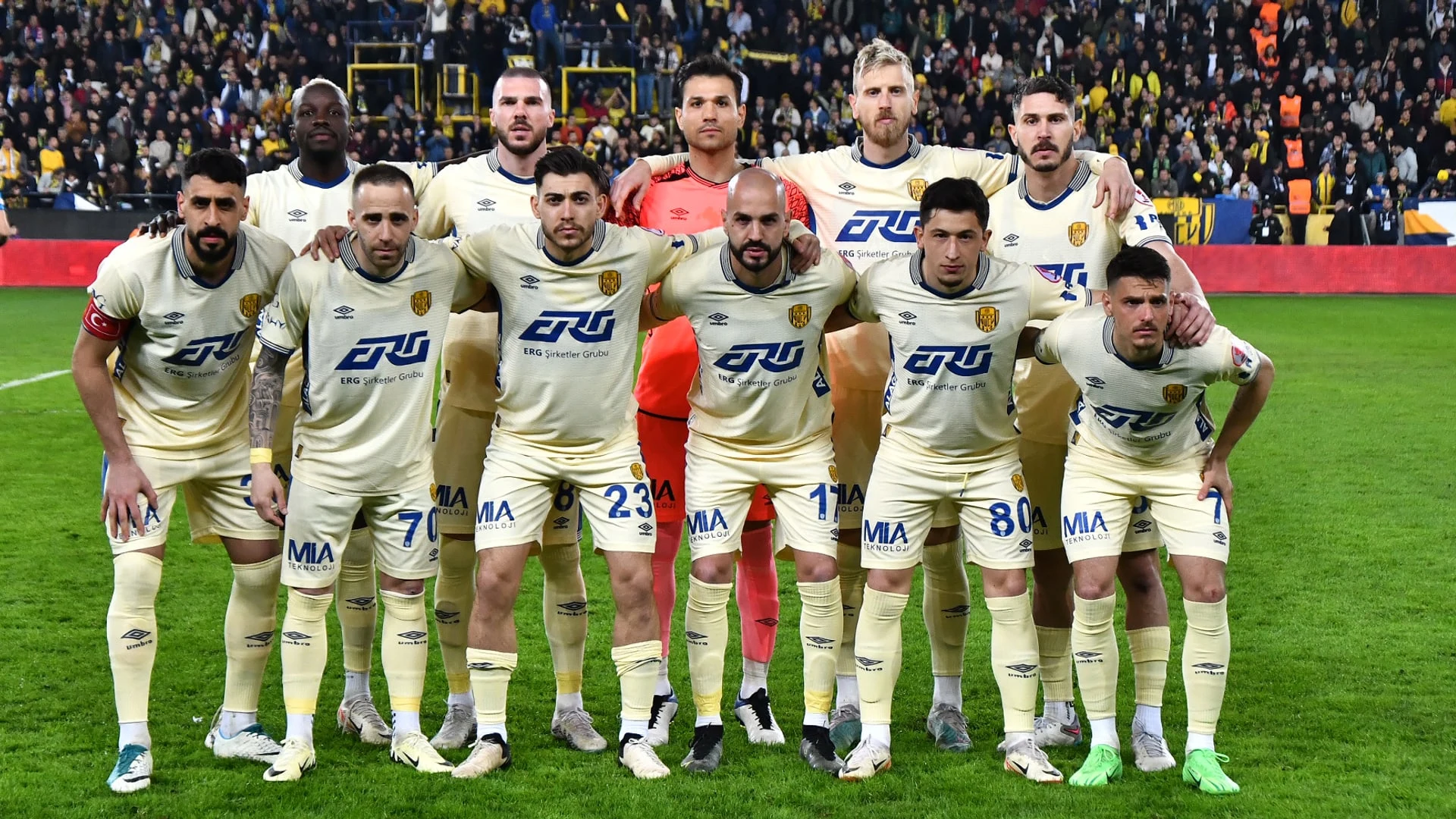 MKE Ankaragücü futbol takımının maç öncesi takım fotoğrafı.
