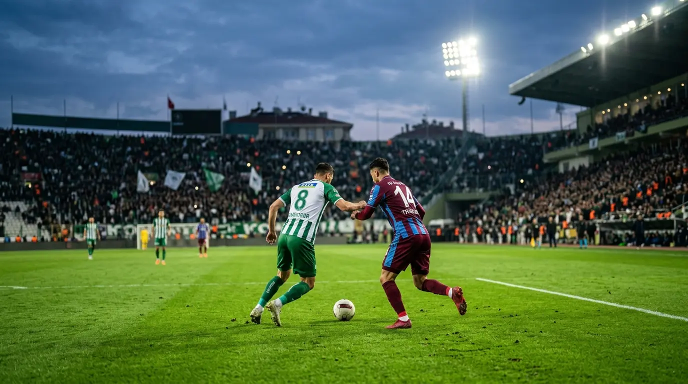 Konyaspor ve Trabzonspor maçında iki futbolcunun stadyumda mücadele ettiği atmosferik görüntü