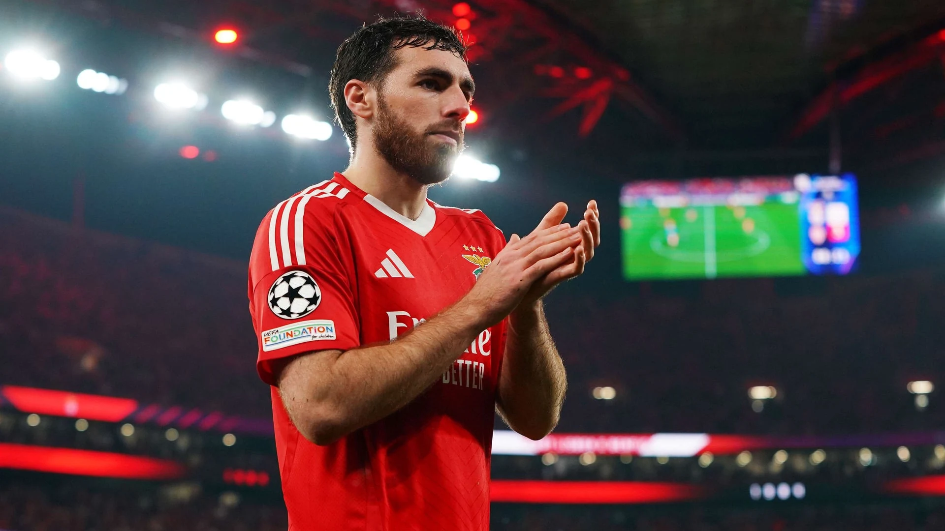 Benfica formasıyla sahada alkış yapan Orkun Kökçü