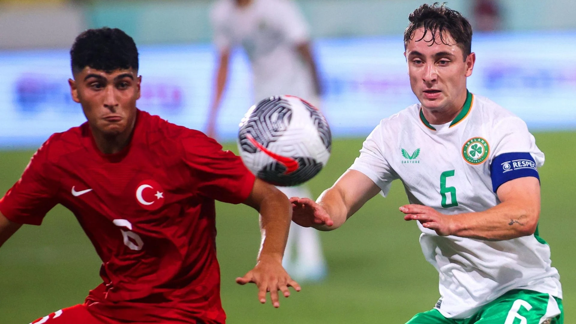 Türkiye ve İrlanda U21 milli takımlarının oyuncuları maç sırasında top için mücadele ediyor.