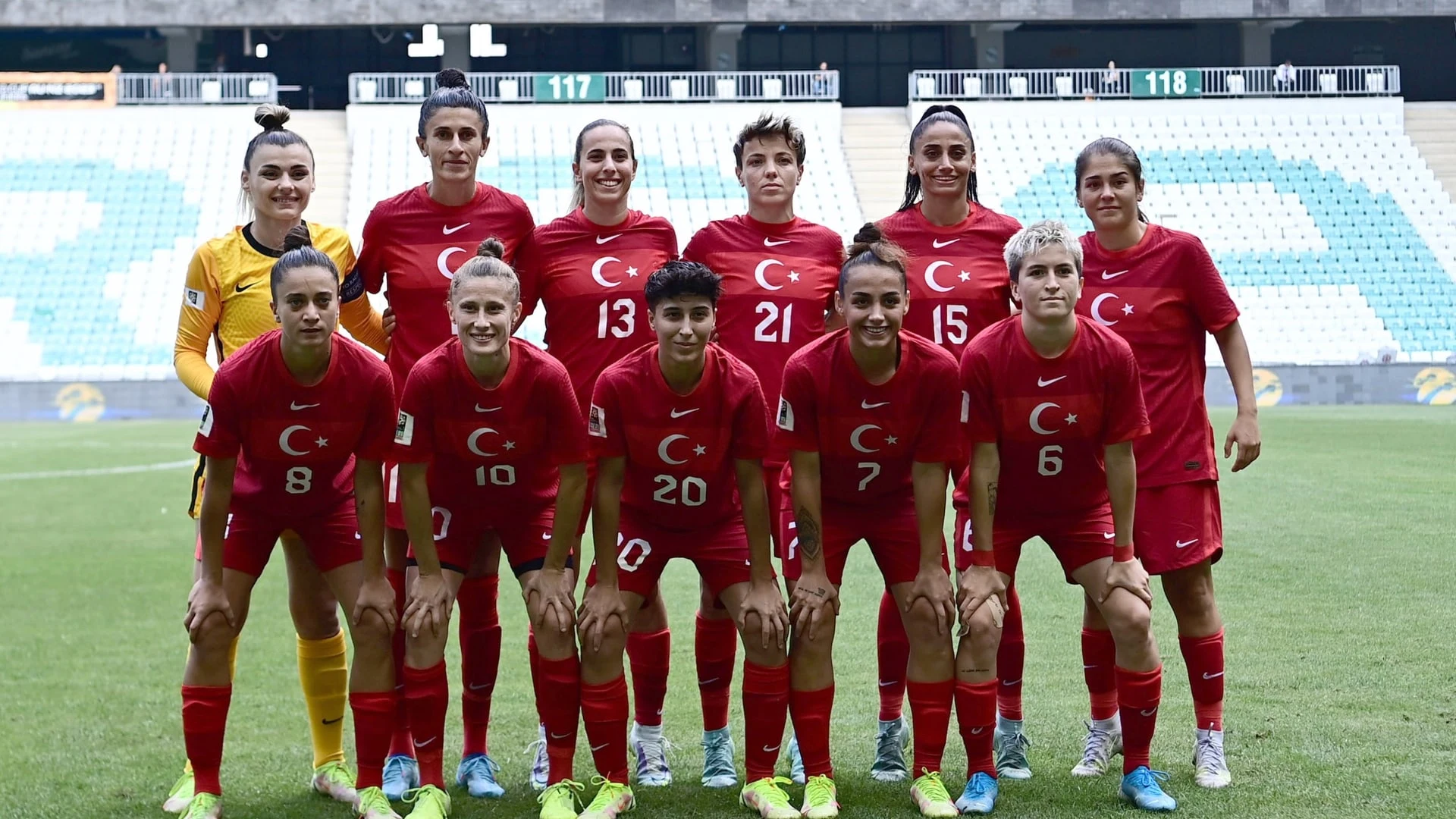 Türkiye kadın milli futbol takımının saha içindeki toplu fotoğrafı