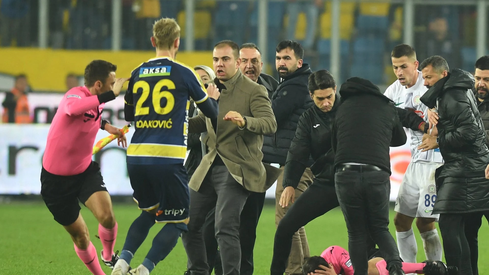 MKE Ankaragücü futbolcuları ve teknik ekibinin saha içindeki tartışma anı