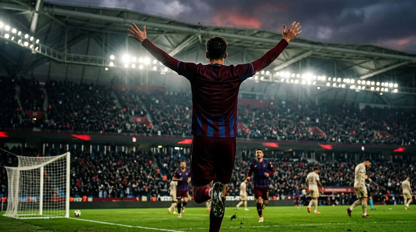 Trabzonspor formasıyla bir forvetin gol sevinci ve stadyum atmosferi